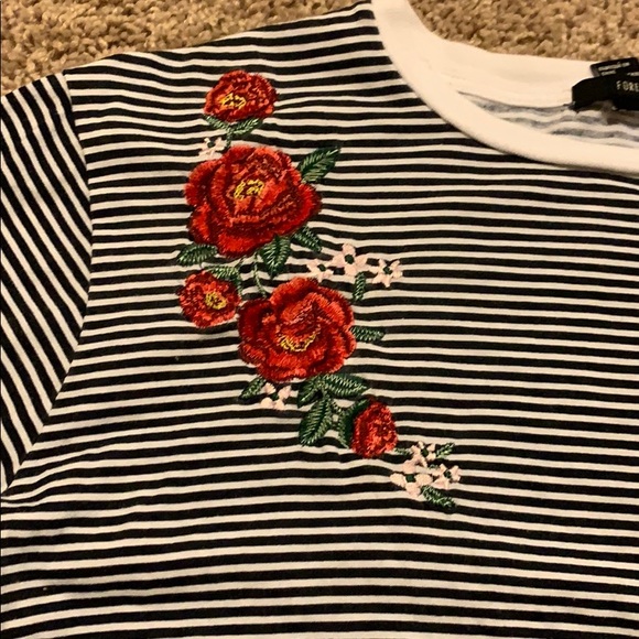 Black and white crop top with embroidered flowers - Picture 2 of 3